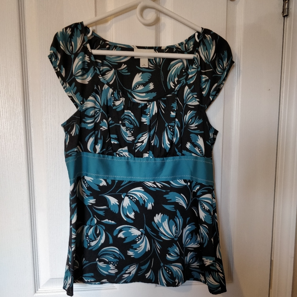 Pretty Black, Teal, & White Loft Top